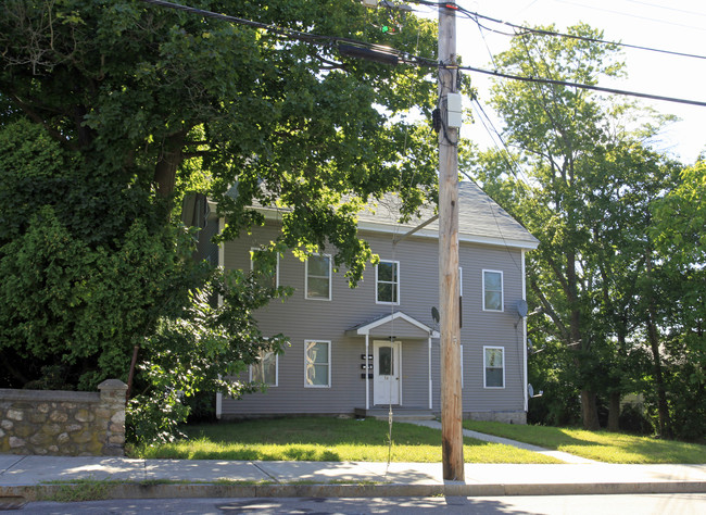 54 N Bow St in Milford, MA - Foto de edificio - Building Photo