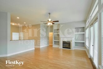 112 Glen Oaks Dr in Jacksonville, FL - Foto de edificio - Building Photo