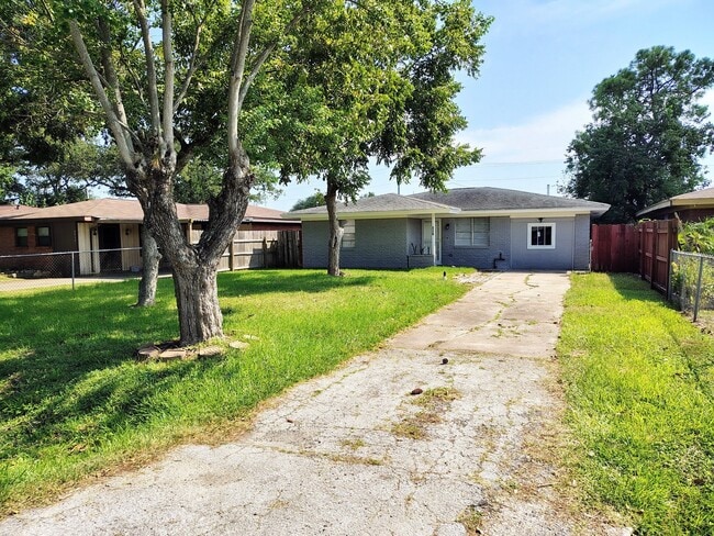 2821 1st Ave N in Texas City, TX - Building Photo - Building Photo