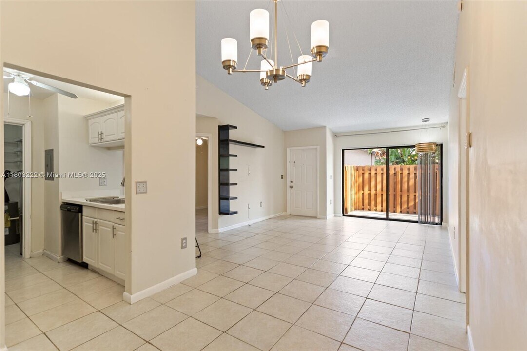 2734 N Nob Hill Rd in Sunrise, FL - Building Photo