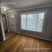 22431 Lake Dr in St. Clair Shores, MI - Foto de edificio - Building Photo
