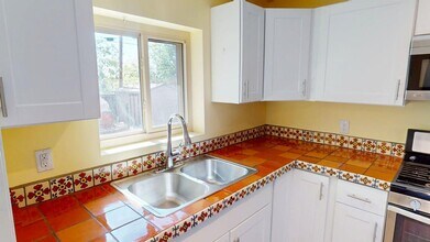 508 Camino Solano in Santa Fe, NM - Building Photo - Building Photo