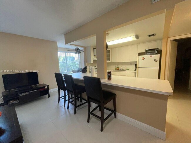 17570 Atlantic Blvd in Sunny Isles Beach, FL - Foto de edificio - Building Photo