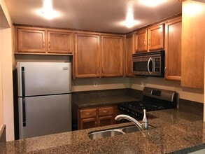 24105 Del Monte Dr, Unit 453 in Santa Clarita, CA - Foto de edificio - Building Photo