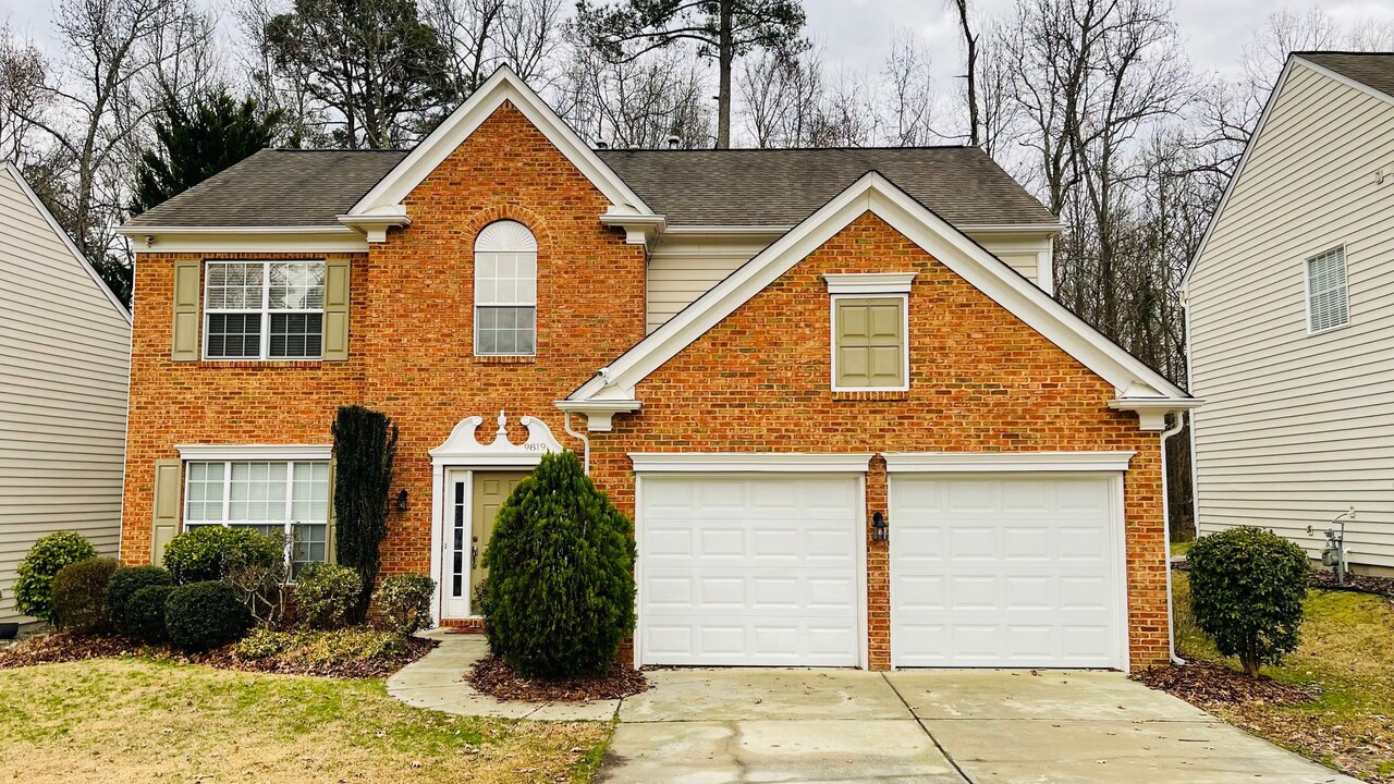 9819 Hazelview Dr in Charlotte, NC - Building Photo