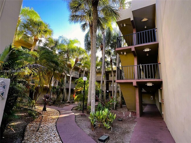 10835 SW 112th Ave, Unit 313 in Miami, FL - Building Photo - Building Photo
