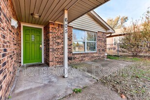605 W Clarke St in El Reno, OK - Building Photo