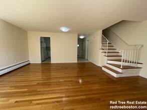 1019 W Roxbury Pky, Unit 2 in Chestnut Hill, MA - Building Photo - Building Photo