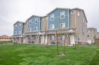 Gorgeous Townhomes in The Boulders! in Herriman, UT - Building Photo - Building Photo