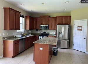 10663 Pictorial Park Dr in Tampa, FL - Building Photo - Building Photo