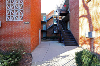 2402 North New England Avenue in Elmwood Park, IL - Foto de edificio - Building Photo