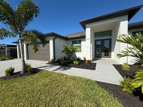829 NE 11th St in Cape Coral, FL - Building Photo - Building Photo