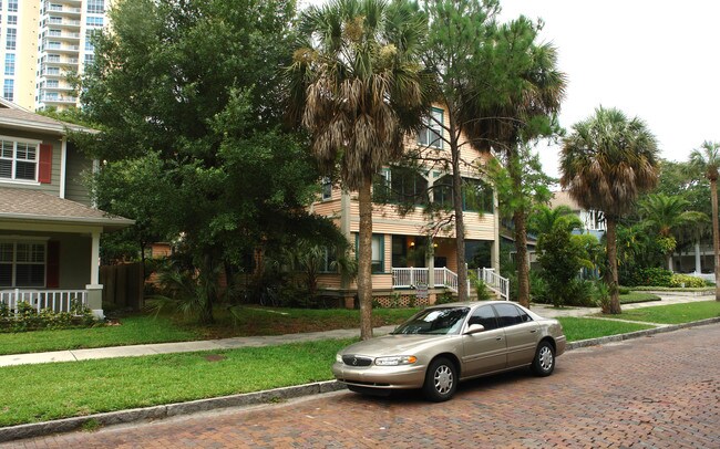 216 6th Ave NE in St. Petersburg, FL - Foto de edificio - Building Photo