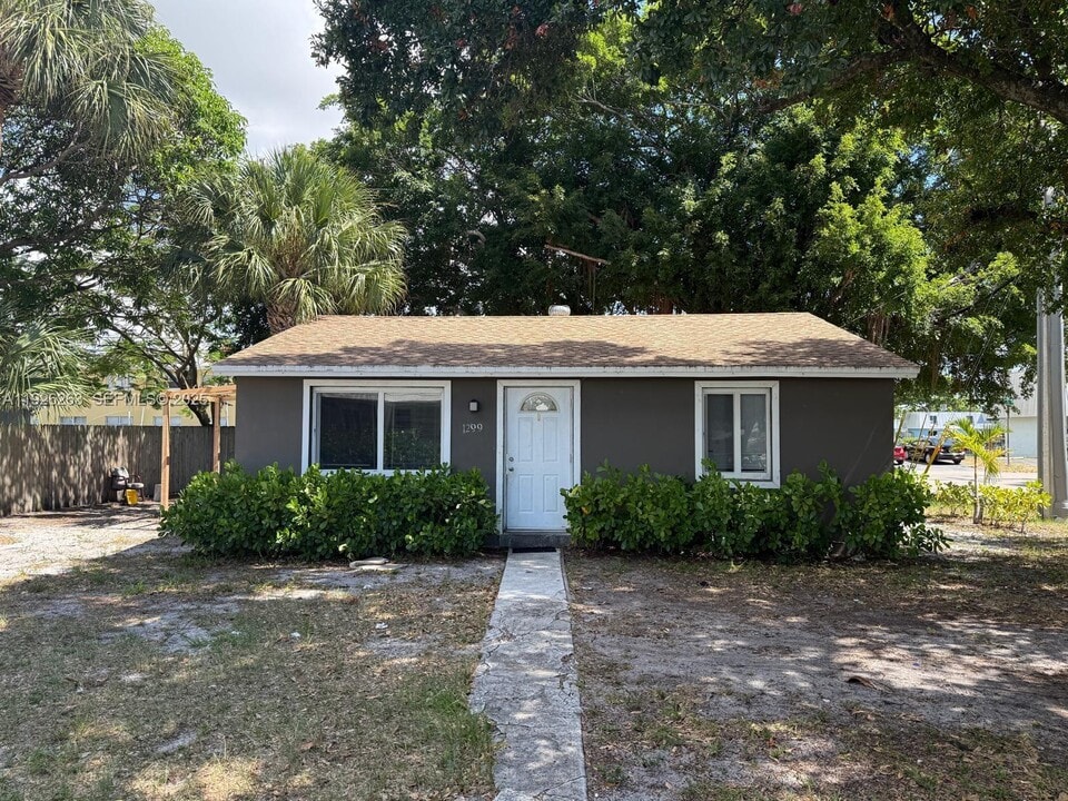 1299 NE 40th Ct in Oakland Park, FL - Building Photo