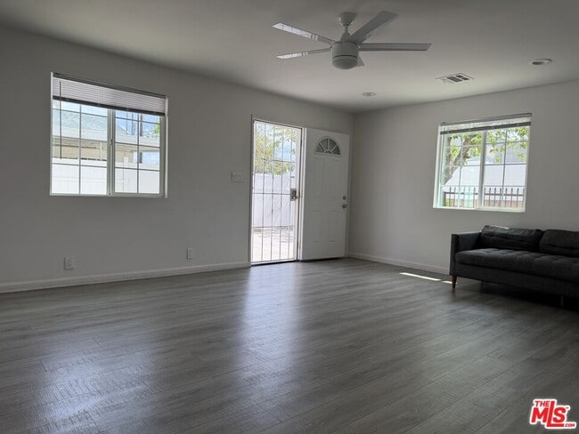 18601 Hiawatha St in Porter Ranch, CA - Building Photo - Building Photo