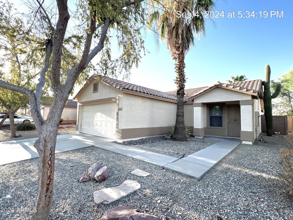 15750 W Watson Ln in Surprise, AZ - Building Photo