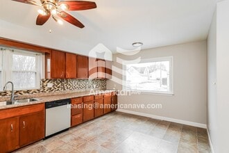 4619 N 69th St in Milwaukee, WI - Foto de edificio - Building Photo