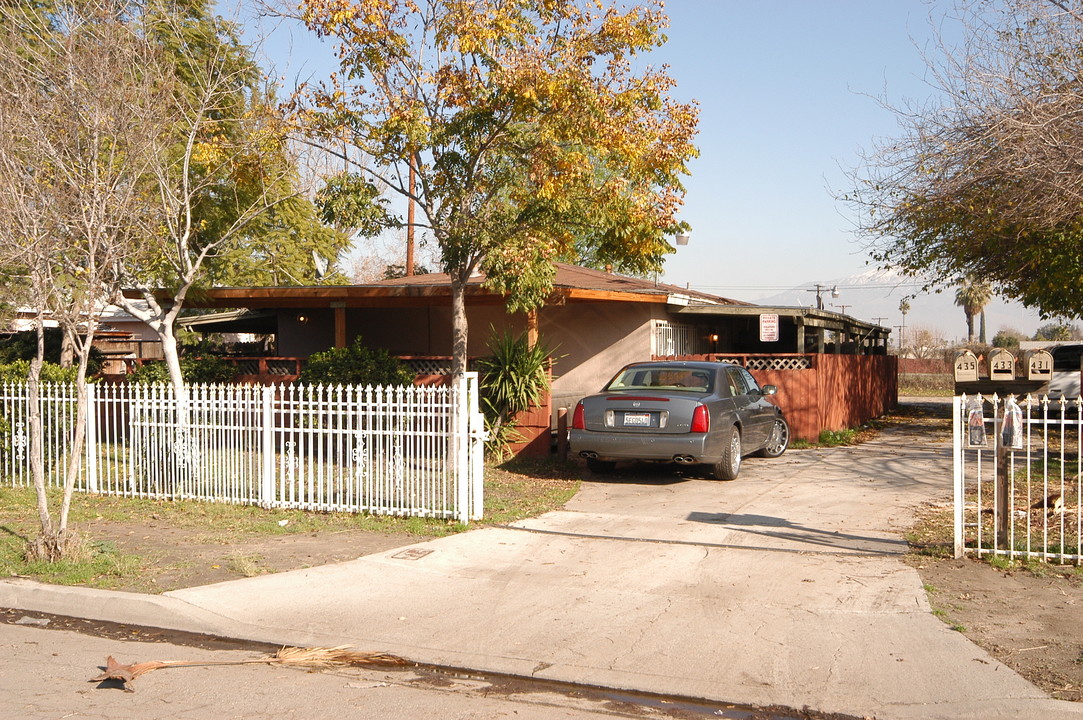 437-443 Pear St in San Bernardino, CA - Foto de edificio