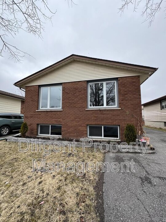 581 Barnes Crescent in Peterborough, ON - Building Photo