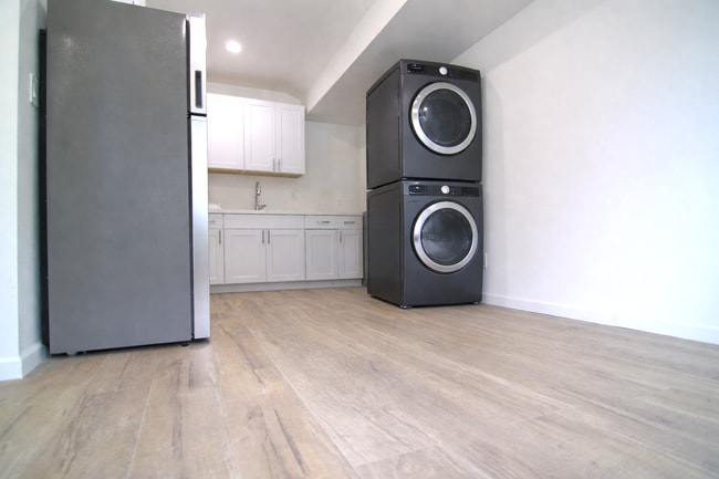 6913 Vanalden Ave in Los Angeles, CA - Building Photo - Building Photo