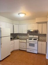 21262 16th Ave in Bayside, NY - Foto de edificio - Building Photo