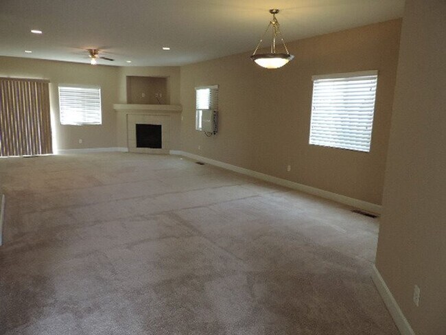 662 Canary Cir in Fernley, NV - Building Photo - Building Photo