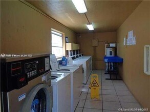 95 NE 41st St in Oakland Park, FL - Foto de edificio - Building Photo