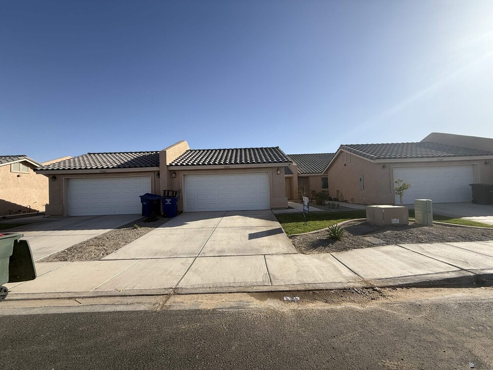 7375 E 39th St in Yuma, AZ - Building Photo