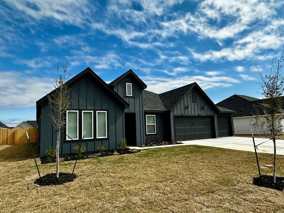 721 Tranquility Ln in Fredericksburg, TX - Building Photo