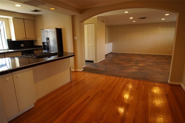 5564 Aspen St in Bellaire, TX - Building Photo - Building Photo