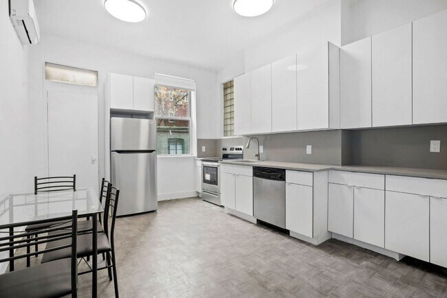257 W 19th St in New York, NY - Building Photo - Building Photo