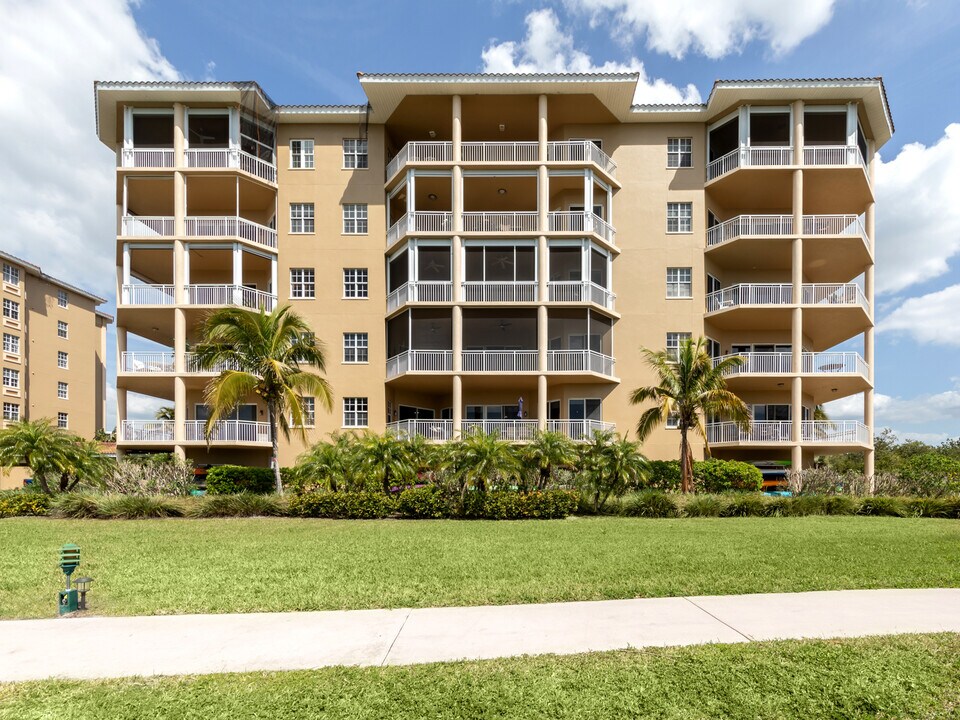 6100 Jessie Harbor Dr, Unit 202 in Osprey, FL - Building Photo