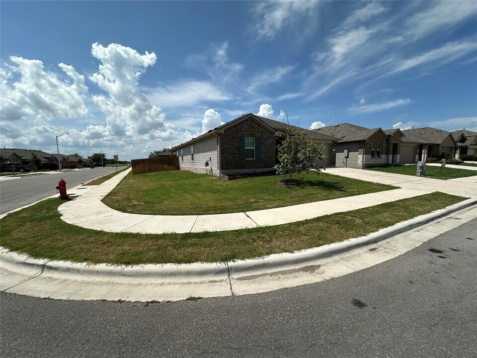 332 Harvest Crk Dr in Uhland, TX - Building Photo
