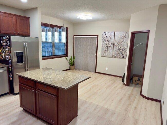 10006 Pincherry Ln in Eden Prairie, MN - Building Photo - Building Photo