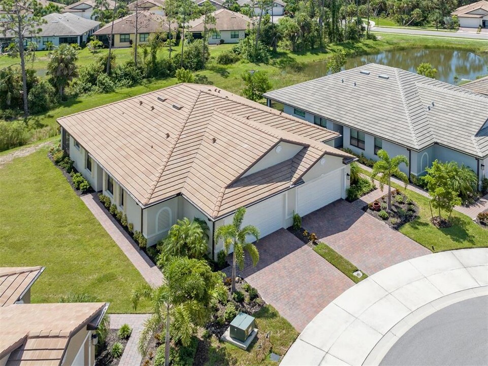 20652 St Kitts Way in Venice, FL - Building Photo