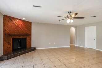 9811 N Connechusett Rd in Tampa, FL - Foto de edificio - Building Photo