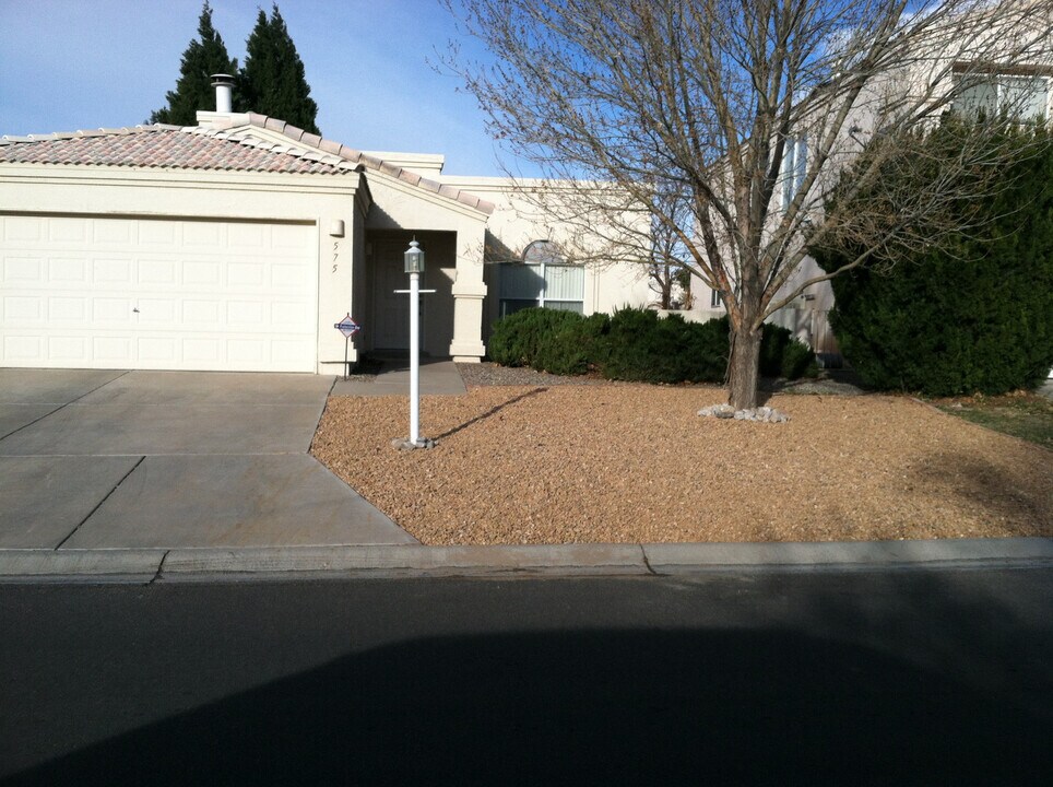 575 Hermit Falls Dr SE in Rio Rancho, NM - Building Photo