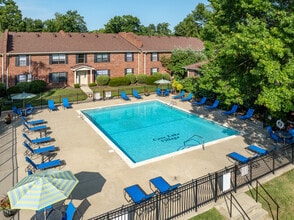 Cove Lake Village Apartments in Lexington, KY - Foto de edificio - Building Photo
