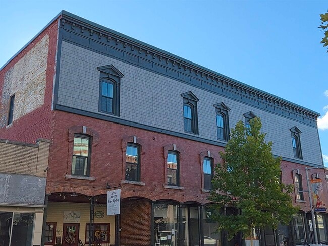 36 Pleasant St in Claremont, NH - Foto de edificio - Building Photo