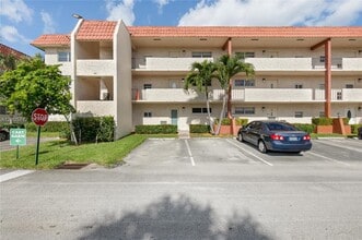 711 S Hollybrook Dr in Pembroke Pines, FL - Building Photo - Building Photo