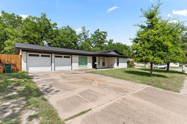 2914 Loyola Ln in Austin, TX - Building Photo - Building Photo