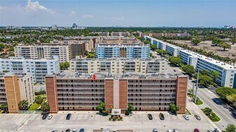 301 NE 14th Ave in Hallandale Beach, FL - Building Photo