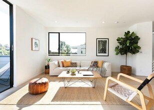 2221 Jerome Way in Los Angeles, CA - Building Photo - Building Photo