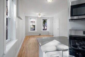 1437 Superior in Chicago, IL - Building Photo - Building Photo
