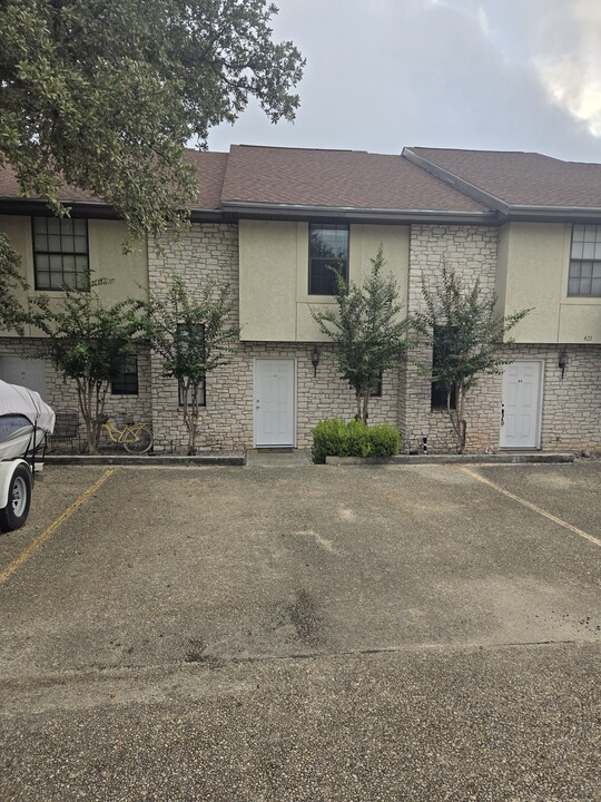 421 Watts Ln, Unit B2 in Canyon Lake, TX - Building Photo