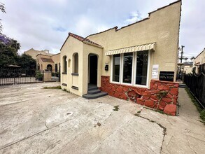 1027 W 58th St in Los Angeles, CA - Building Photo - Building Photo