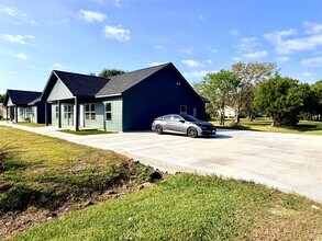 504 Ross Sterling Ave in Anahuac, TX - Building Photo - Building Photo