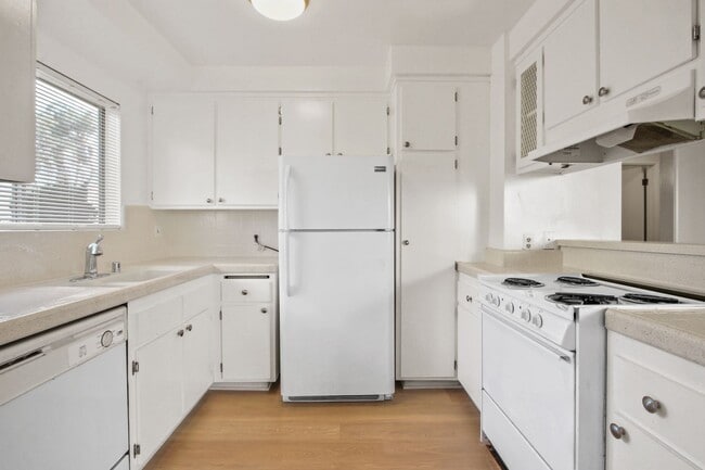 1723 S Barrington Ave in Los Angeles, CA - Building Photo - Building Photo