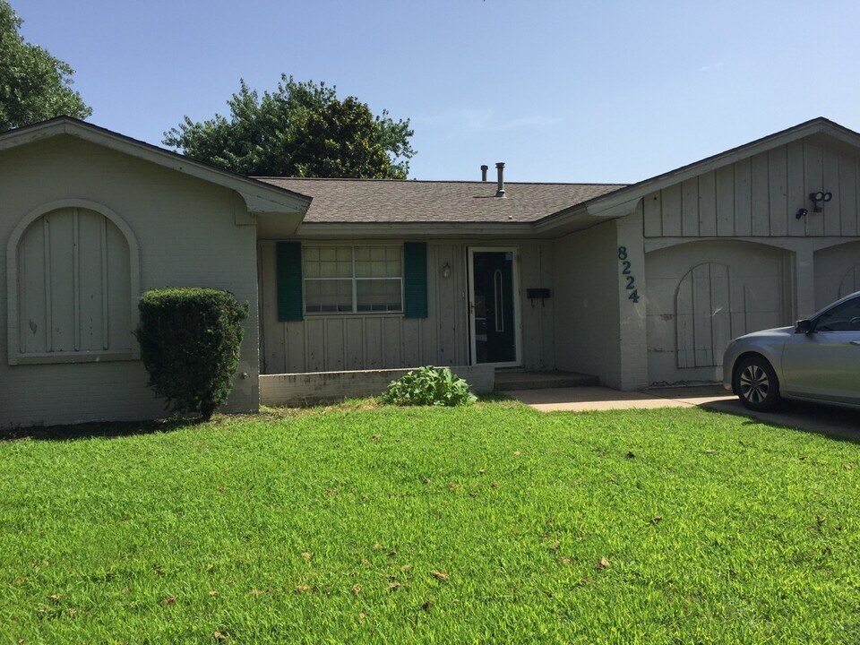 8224 NW 28th Terrace in Bethany, OK - Building Photo