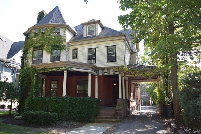 property at 721 W Ferry St